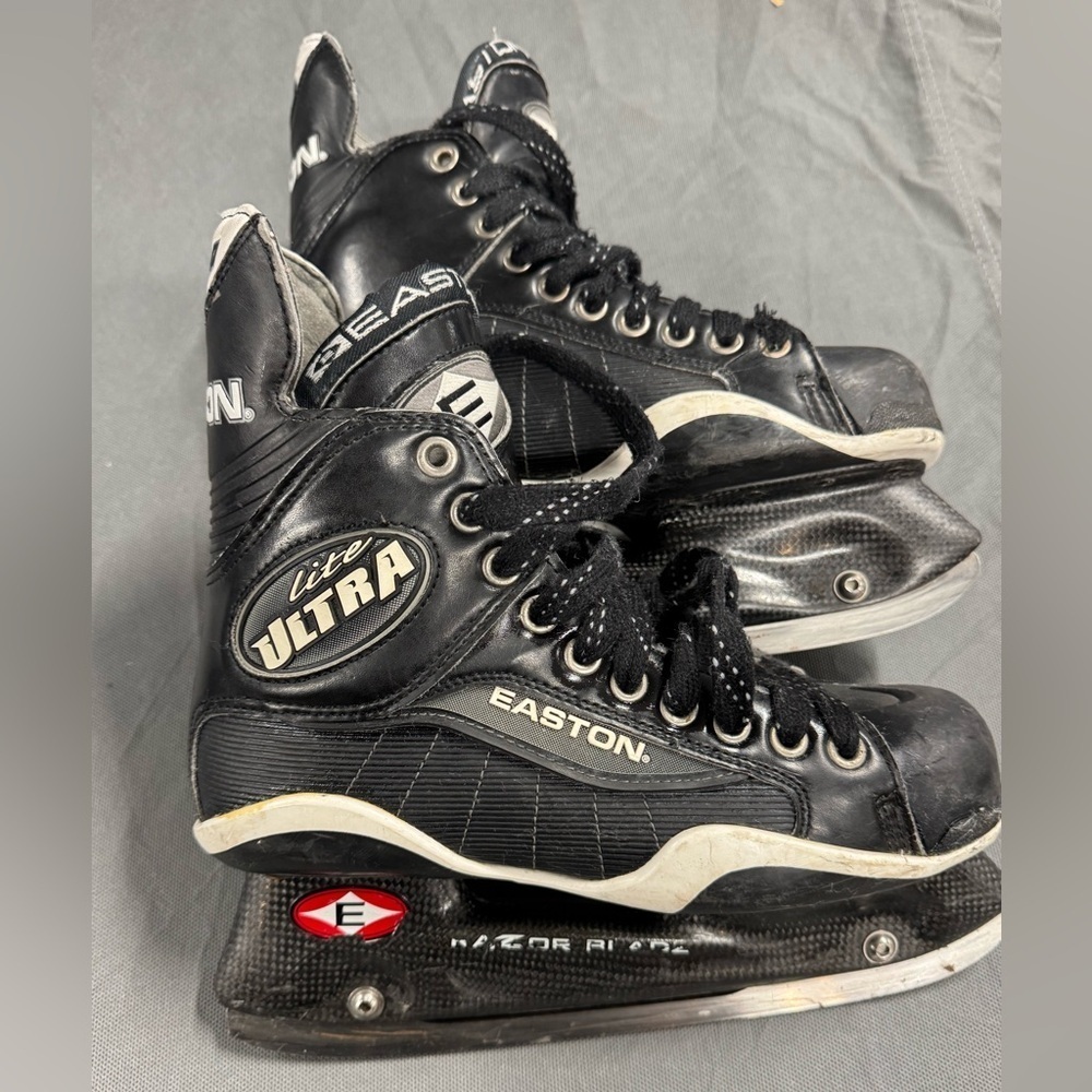 Easton Ultra Lite Ice Hockey Skates with Razor Bladz II Holders